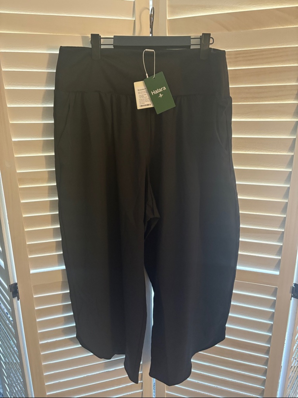 HALARA Black Wide-Leg Capri Pants with Pockets